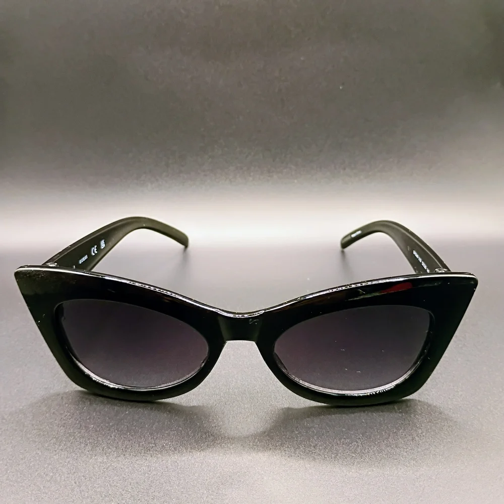 GUESS Black Sunglasses with Red Case - Picture 2 of 3
